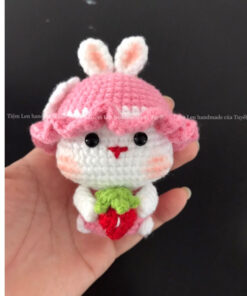 Thỏ đội nón ôm dâu bằng len handmade/ Móc khoá handmade